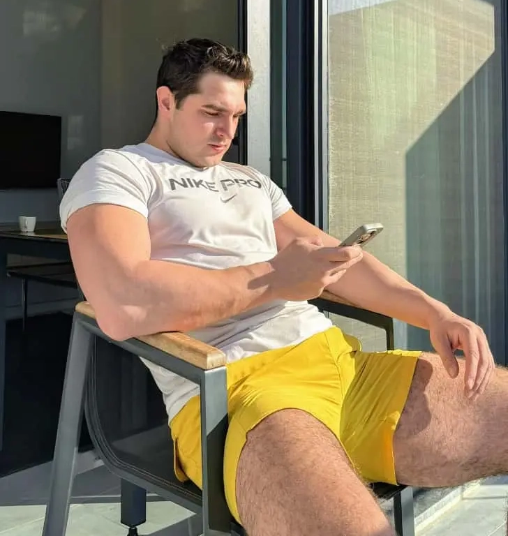 Oğuzhan Kamalı performing a deadlift with perfect form